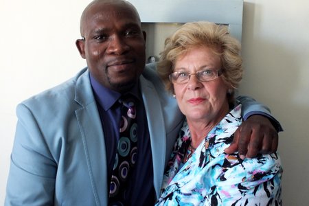 Die Wes-Kaapse Minister van Behuising, min Bonginkosi Madikizela en rdl Nicolette Botha-Guthrie, Overstrandse Uitvoerende Burgemeester, tydens ‘n onthaal na afloop van die sooispit-seremonie